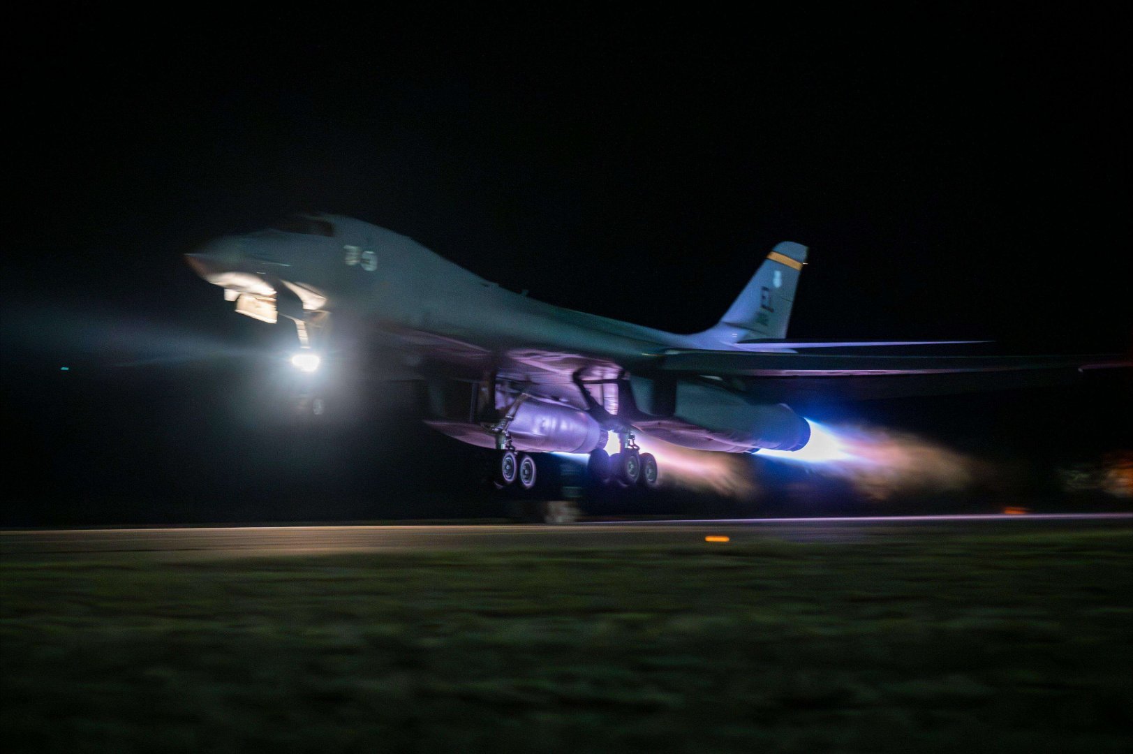 美国空军发布了B-1B枪骑兵轰炸机的图像，该轰炸机近日针对伊拉克和叙利亚境内伊朗