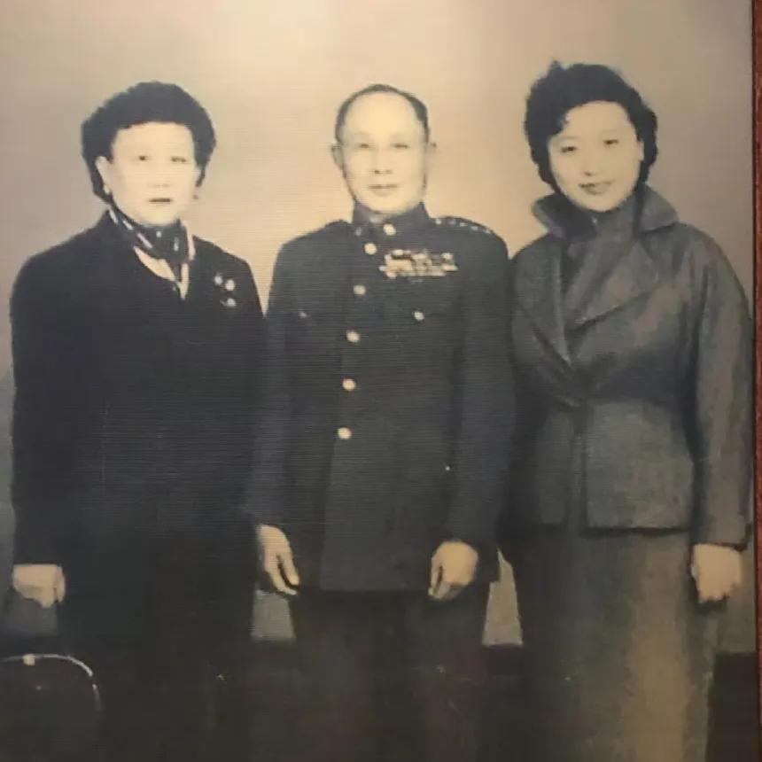 1951年，何应钦和妻子王文湘、养女何丽珠的合影，一生毁誉参半，寿命却很长，97