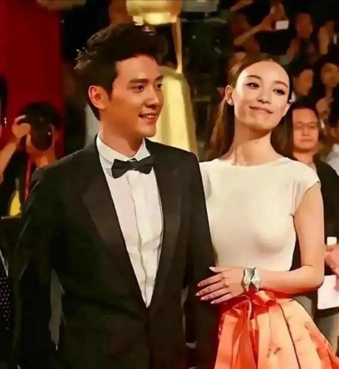 35亿票房背后，她没嫁豪门
 
2012年，倪妮24岁，冯绍峰34岁。时装周后台