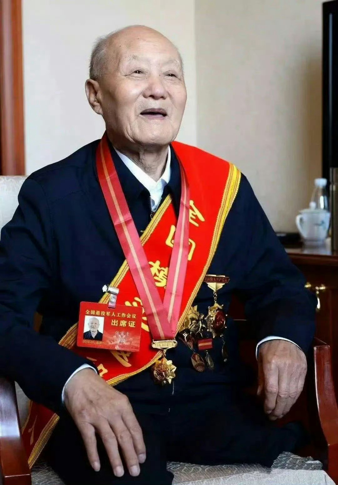 张富清在解放战争的枪林弹雨中，英勇战斗、九死一生，他先后荣立一等功三次、二等功一