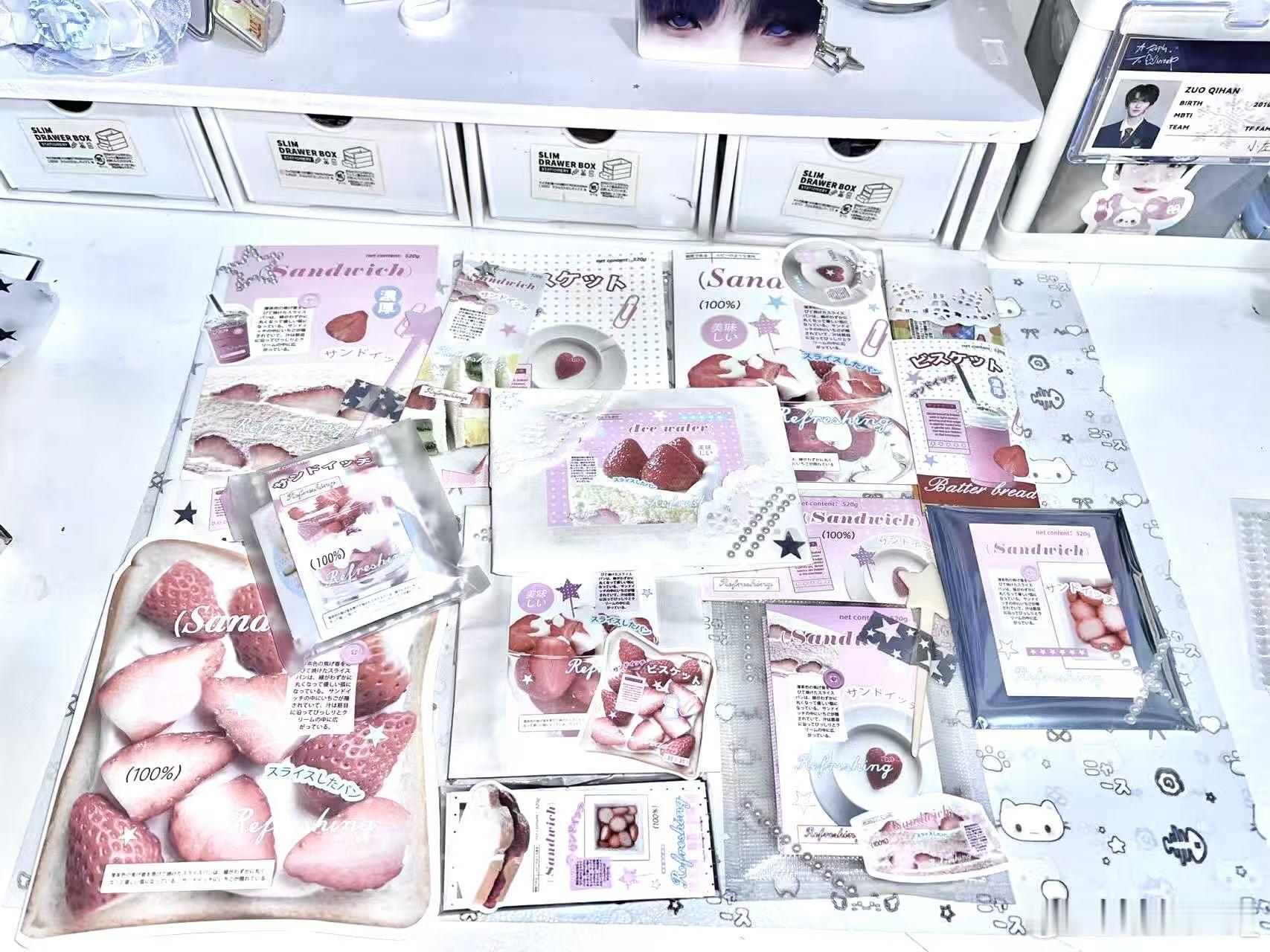 左奇函周边中转站  出，all收297💼送奔三无卡，或者换白戳+24年台历粉衣