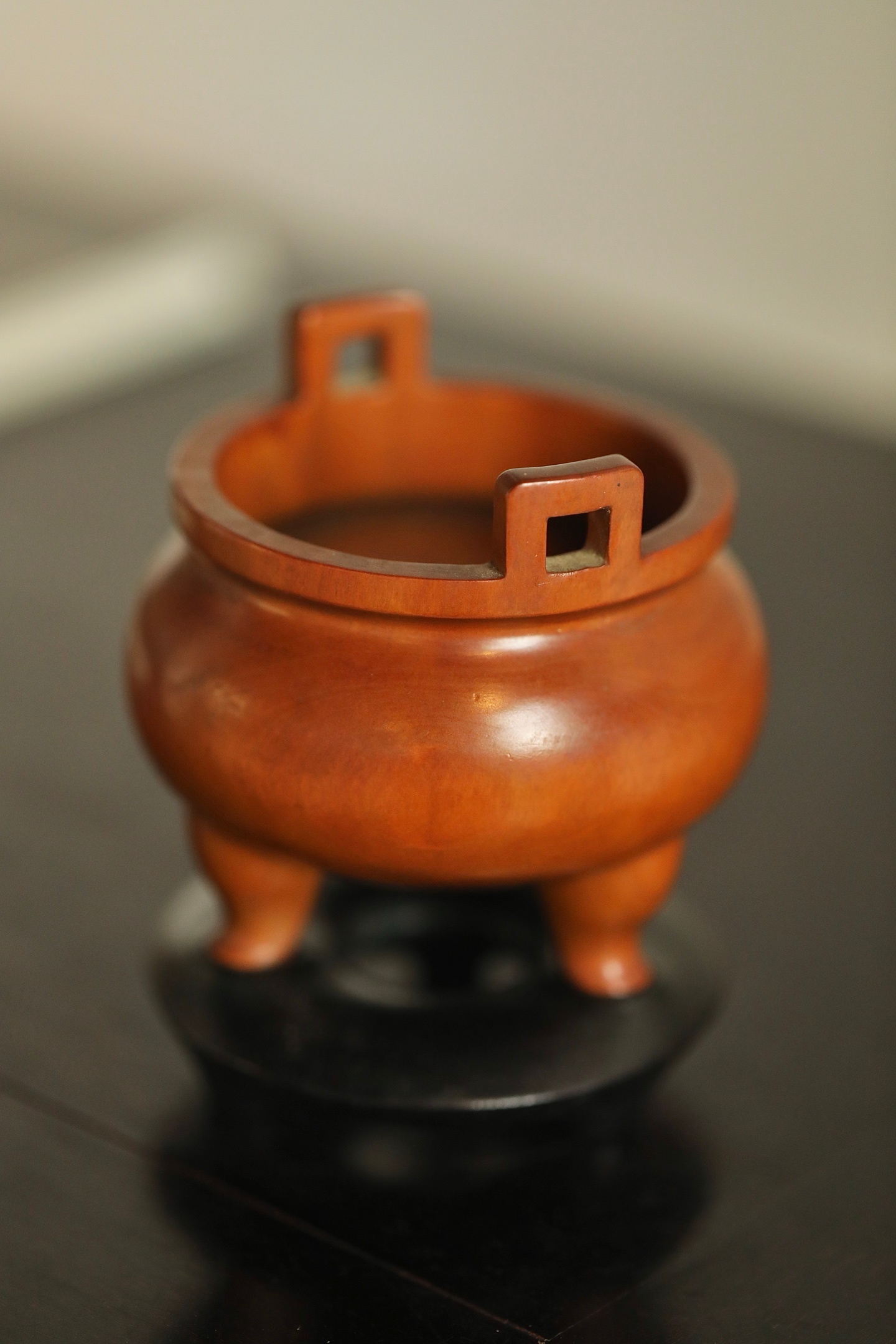 黄杨木 | 三足香炉炉身作鼓腹造型，线条圆润流畅，上置双冲耳，下承三乳足，形制端