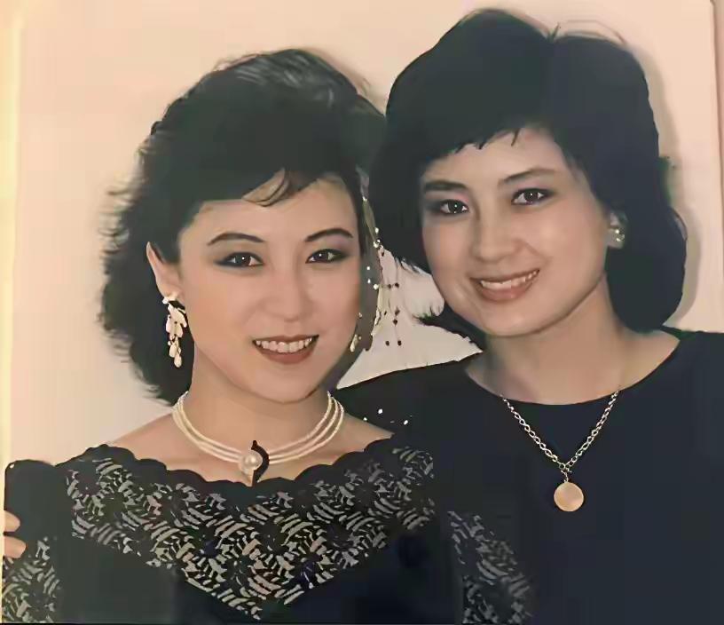 两位女士穿着优雅的晚礼服，笑容灿烂。这两位可是以前很有名的大姐。左边这位好像是演