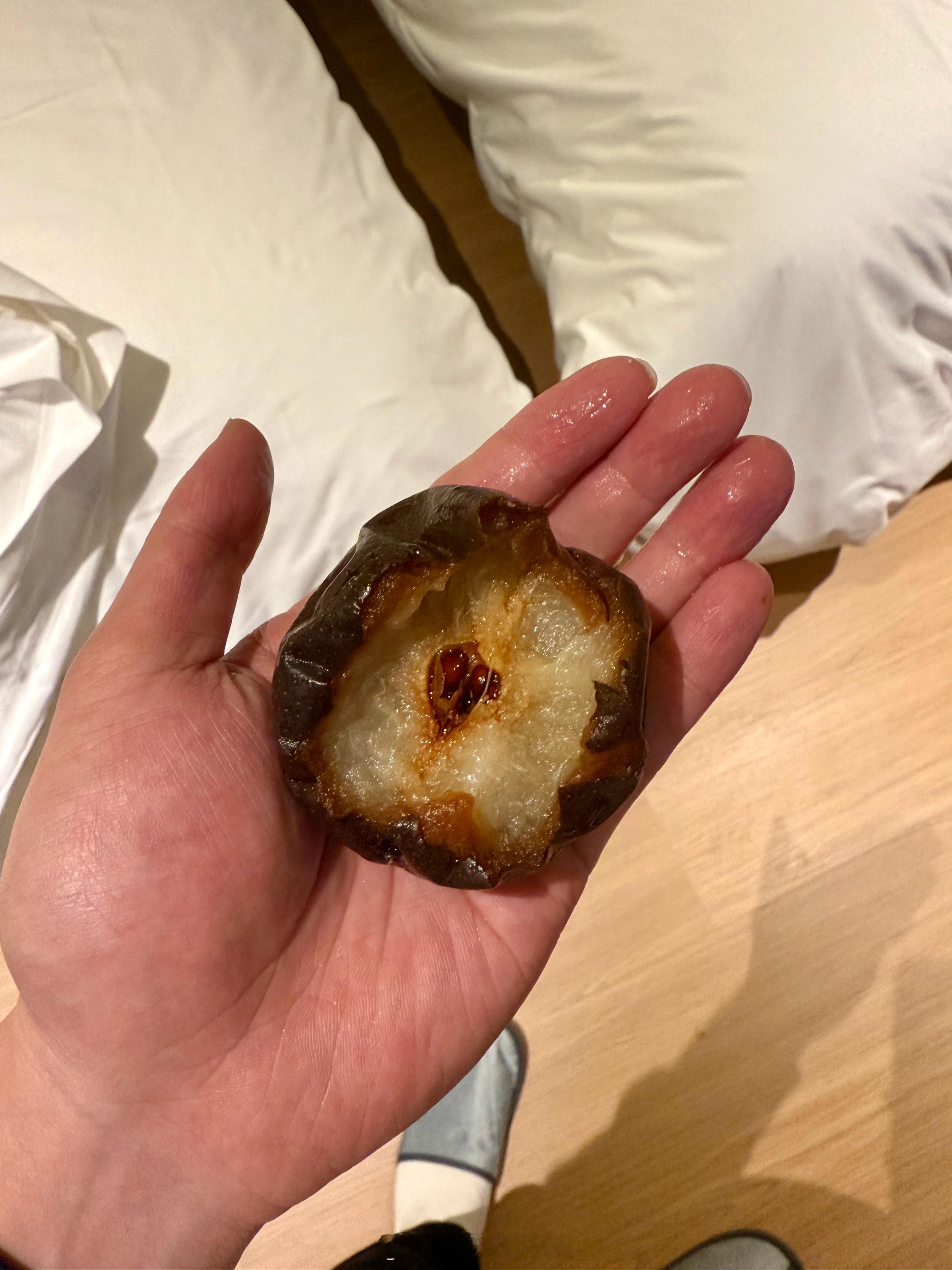 头一回吃冻梨有点意思！这玩意咬第一口就像咬了吸满水的海绵🧽蛋母！！[污][污]