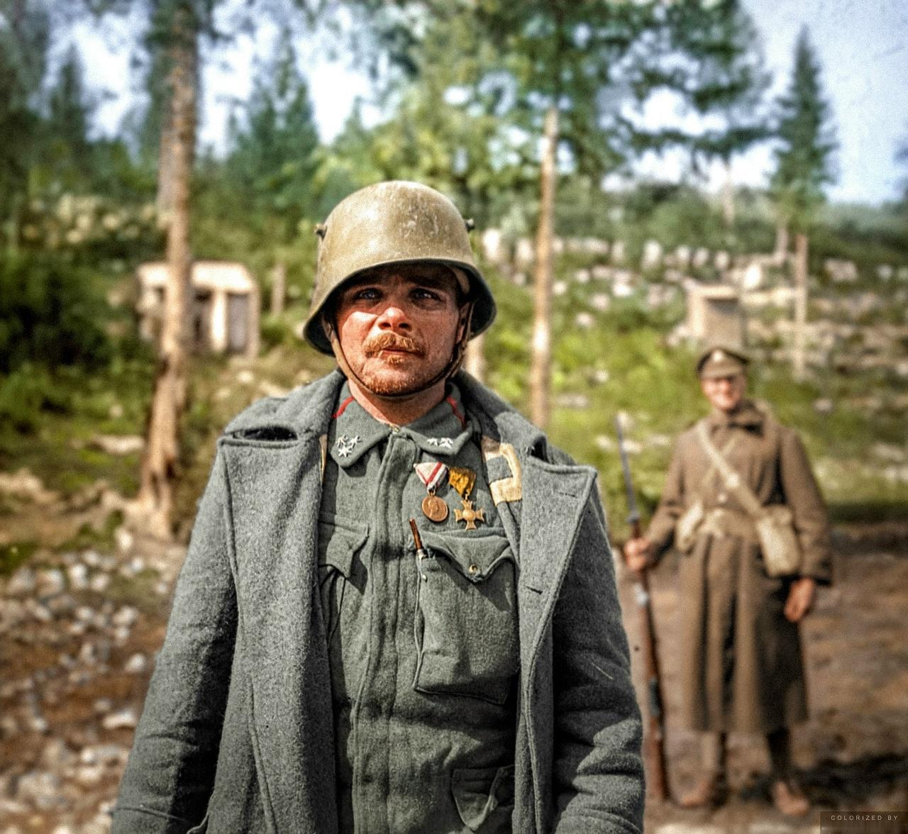 图片中展示的是1918年秋天在意大利前线被英军俘获的奥匈帝国战俘。从画面细节来看