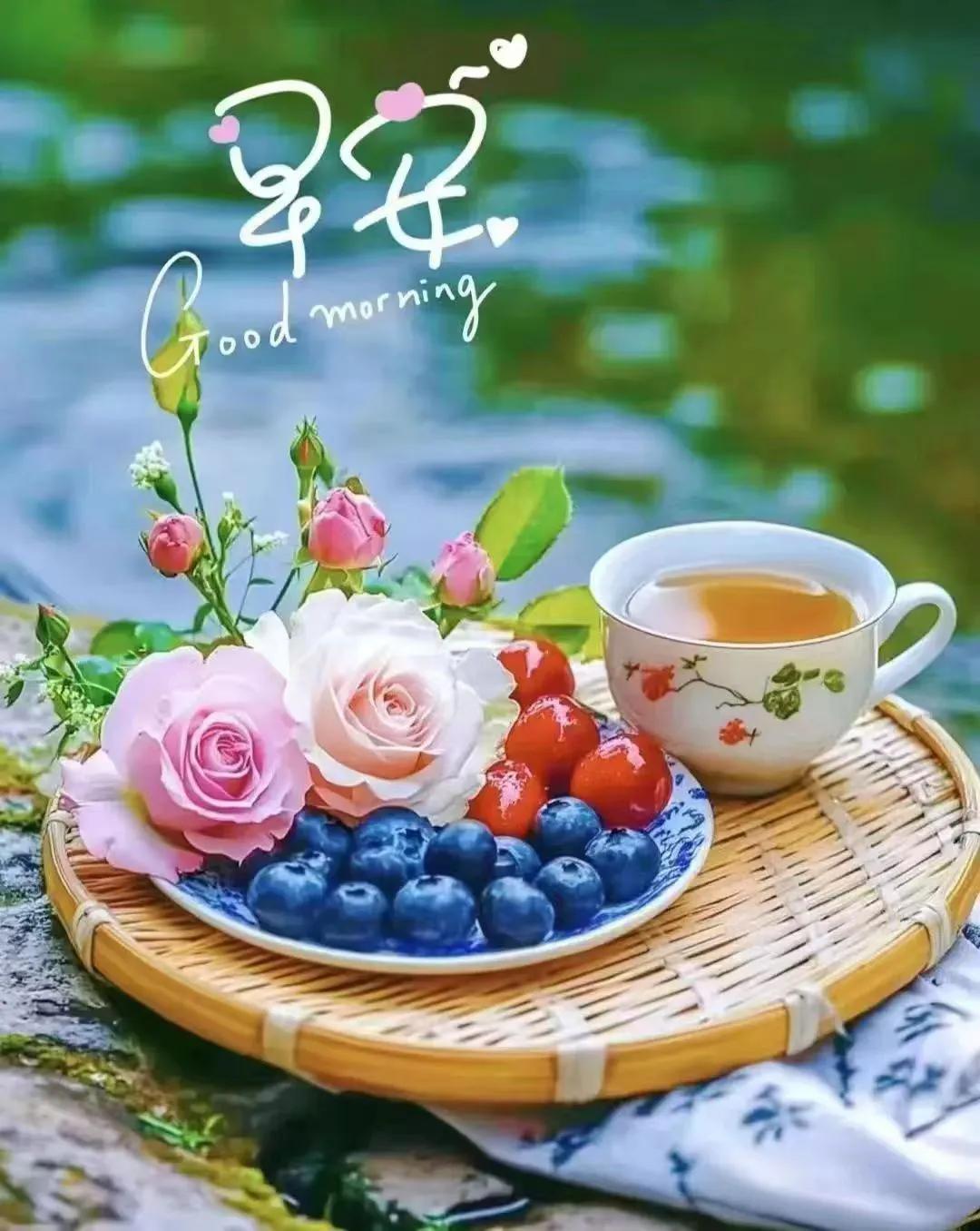 正义丶正气！
各位女士和先生:
诚请大家每天务必坚持做到“昂首挺胸，乐观向上”。