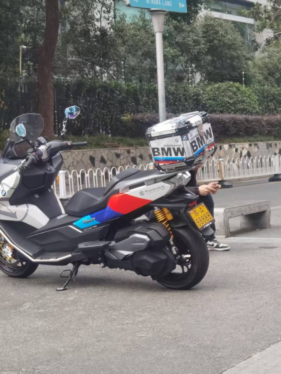 牌照太好也不好，去哪都被人拍照，一点隐私都没有。 