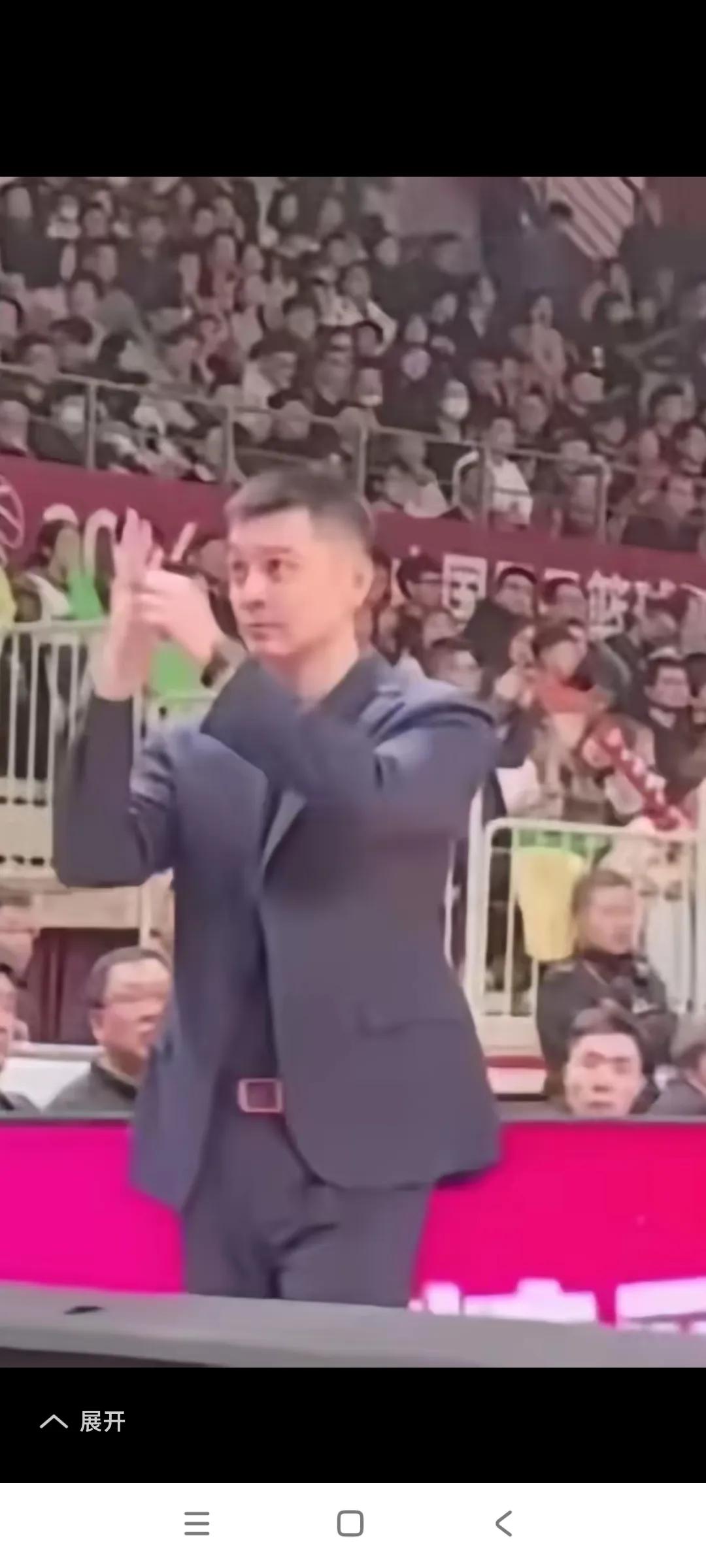 杨鸣举着四根手指头，比那金子还值钱。

真替我们辽宁球迷解气。

你们嗷嗷的叫个