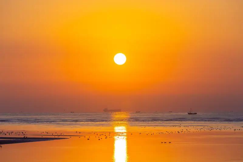 月落西山天地暗，日升东海乾坤明。