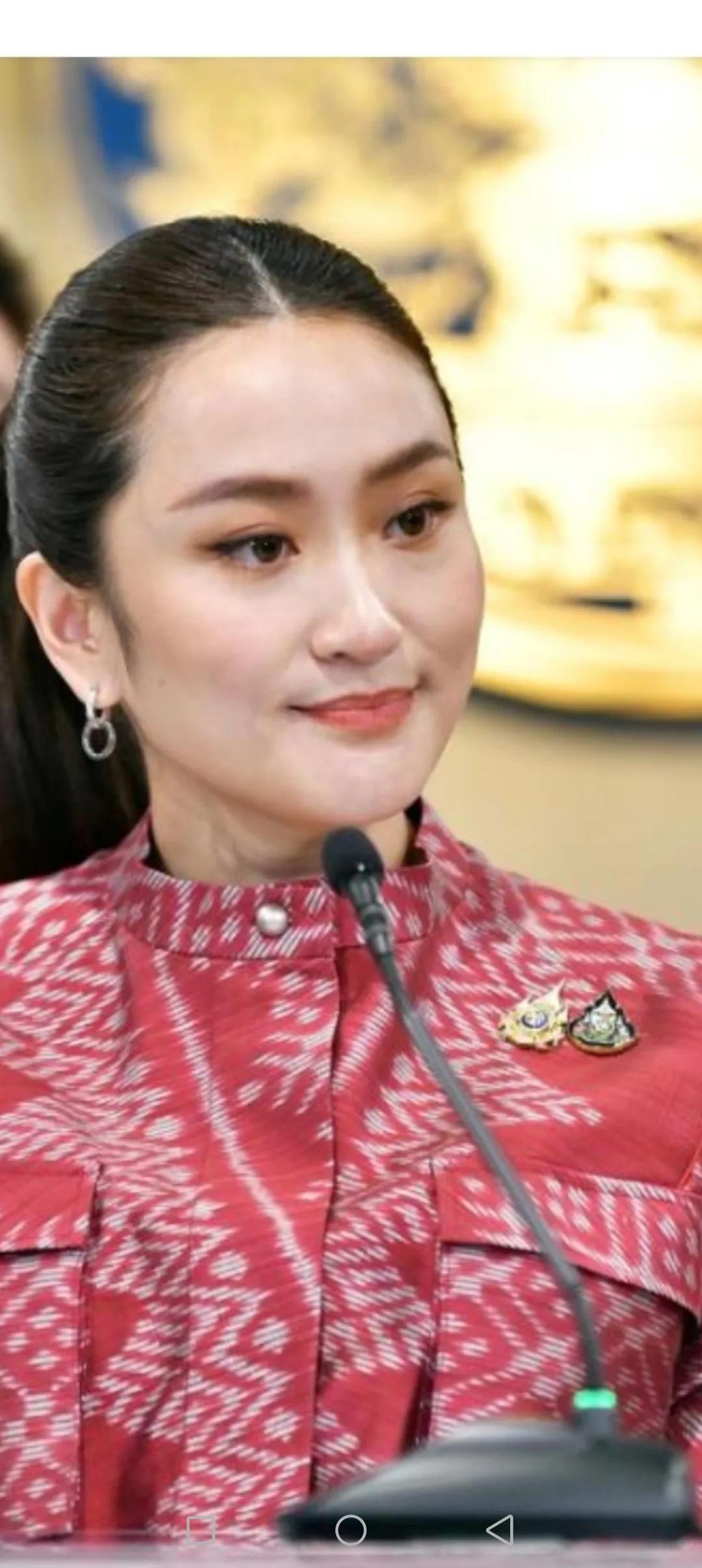 泰国风云时时变，
有了晴天有阴天。
当个总理很危险，
他信家族最勇敢。
他信在任