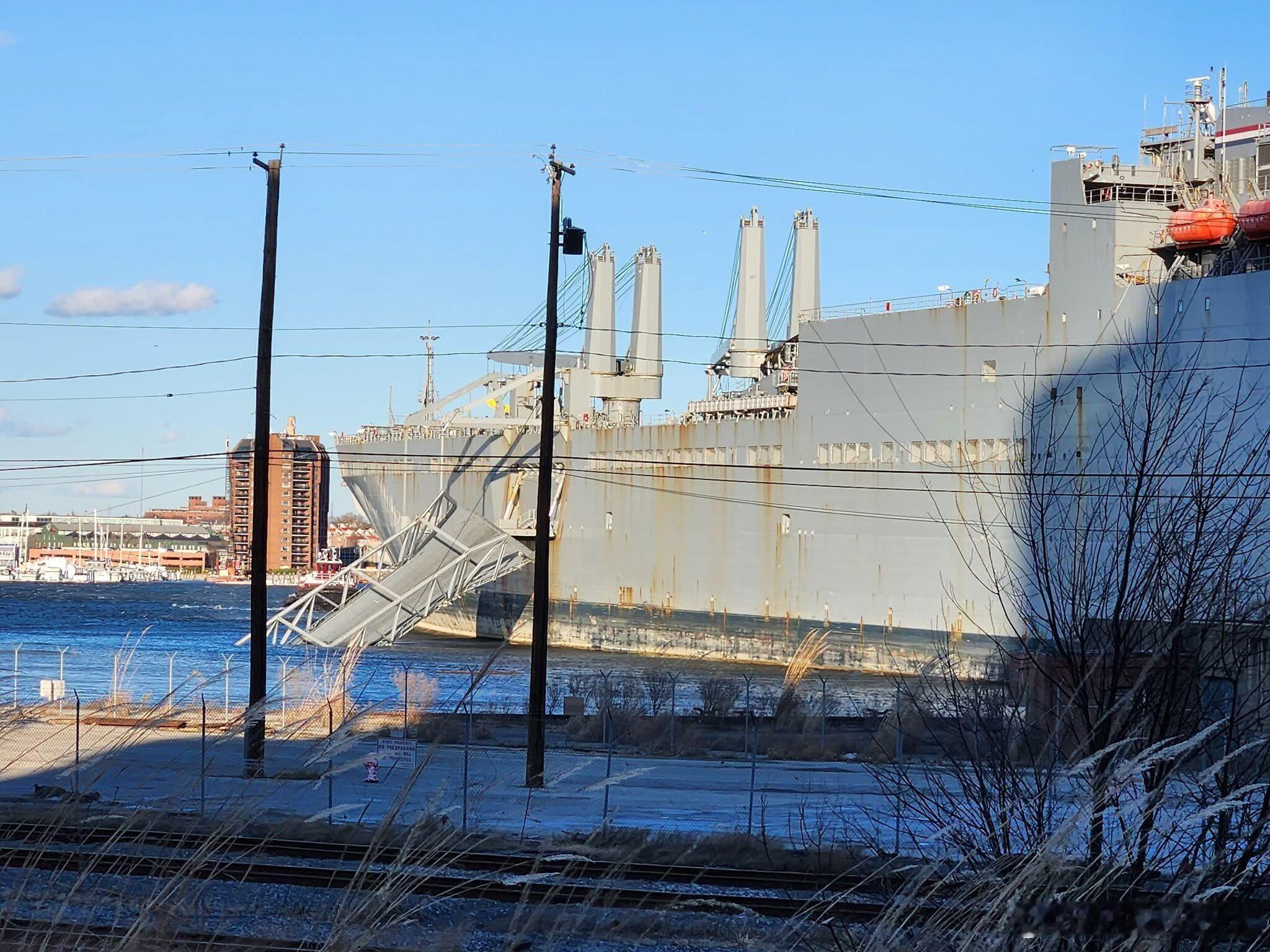 当地时间12月29日，处于系泊状态的美国“查尔顿”号车辆运输舰（T-AKR-31