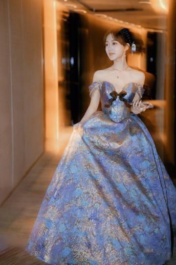 侯呈玥蓝金鎏光公主裙侯呈玥抹胸蓝裙造型侯呈玥抹胸蓝裙造型！美鼠了！