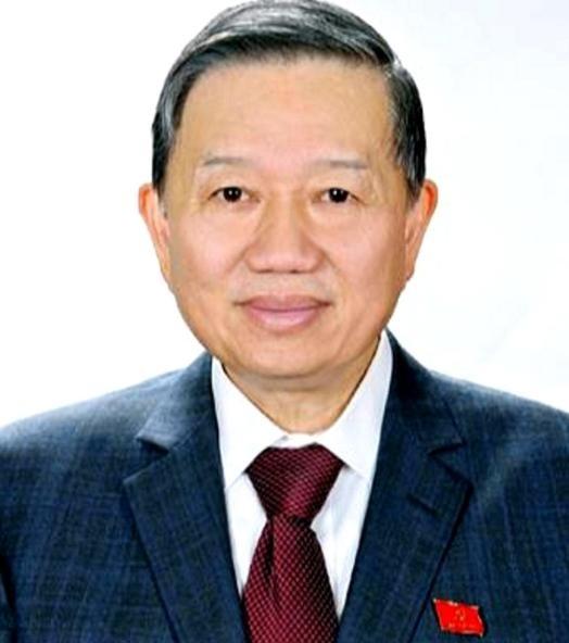 那把刀终于还是举起来了！越南那位叫苏林的哥们儿，是真的狠。这哪是搞政治，这简直是