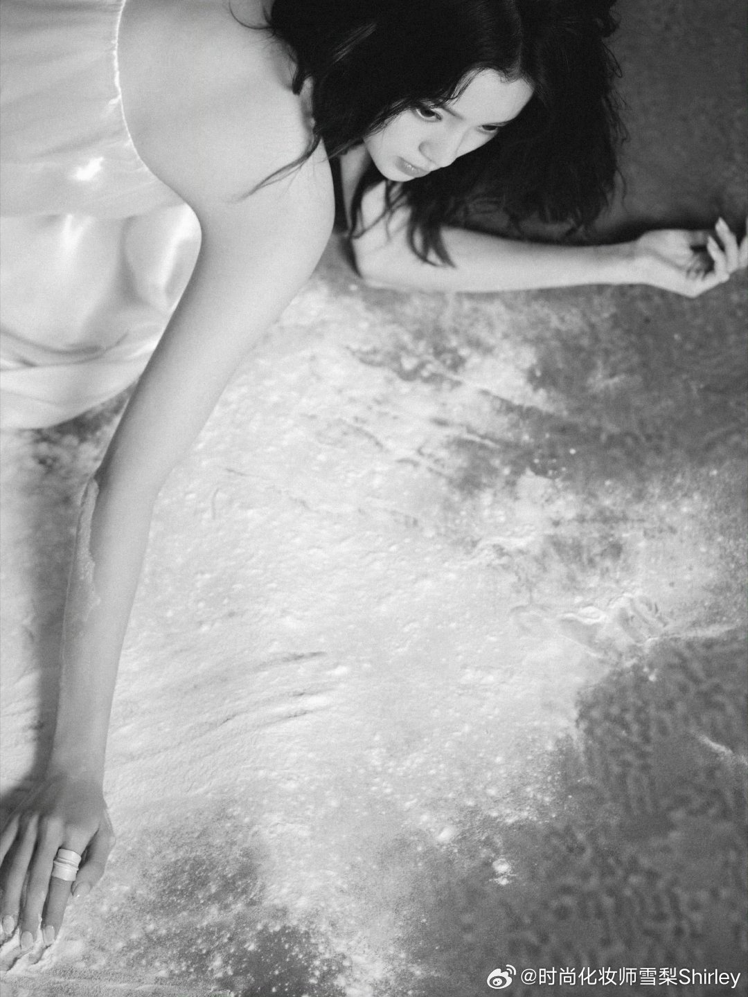 欧阳娜娜脸上的是面粉吗欧阳娜娜刚上岸的人鱼公主 真的很人鱼公主了！欧阳娜娜