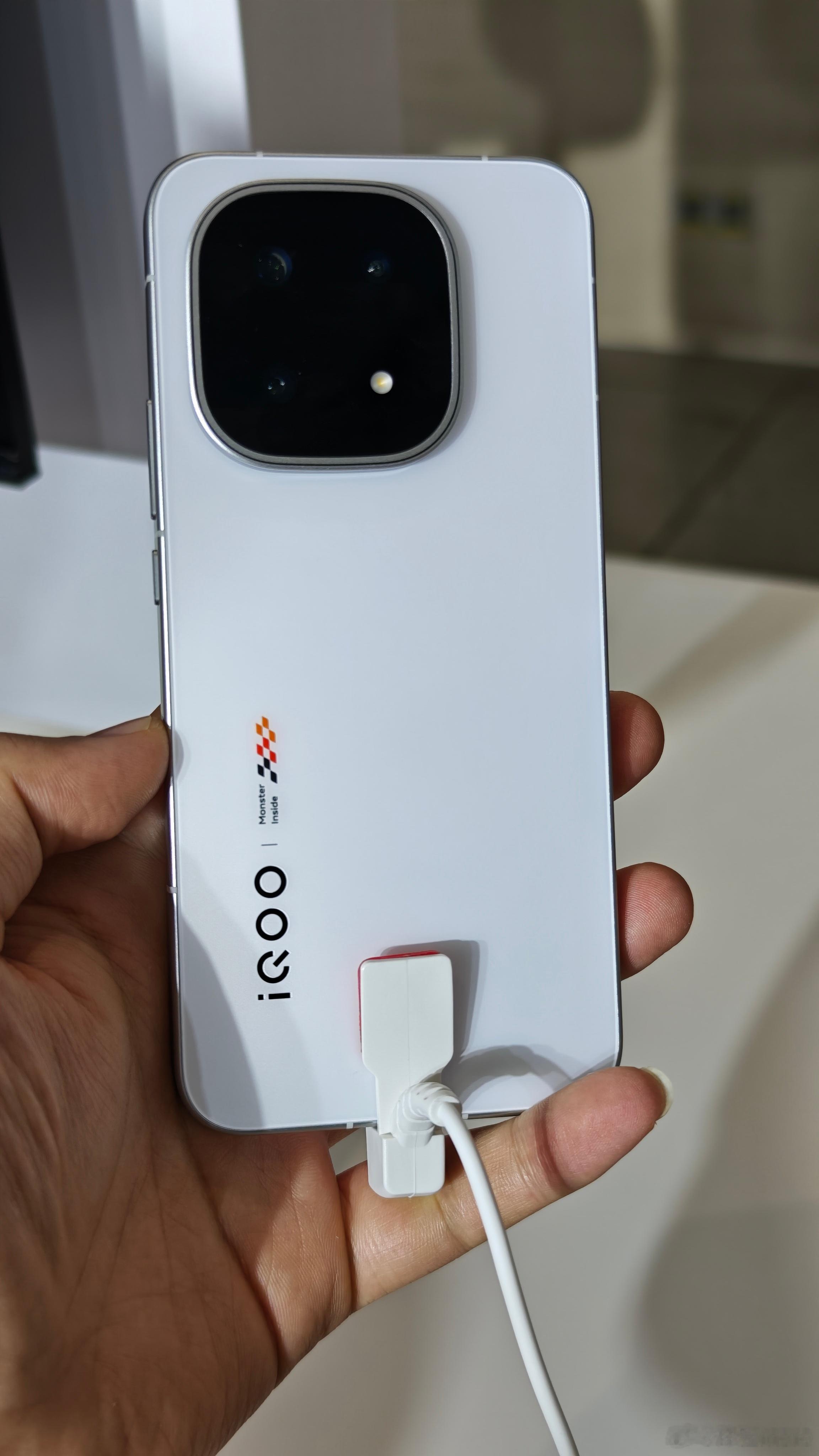 VDC会场有iQOO 15真机看，凌云和传奇版配色，感觉咋样？iQOO15202
