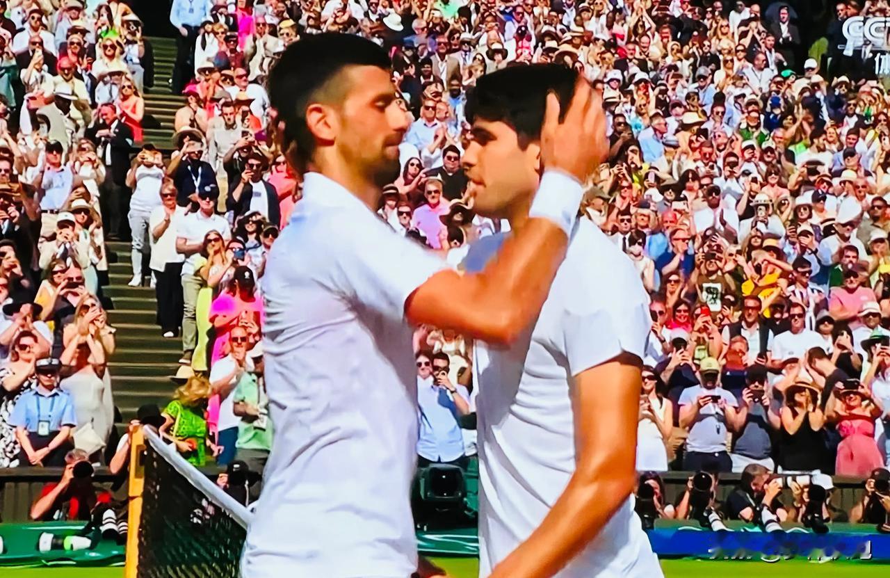 阿尔卡拉斯6-2/6-2/7-6(4)战胜德约科维奇，卫冕温网男单冠军，这也是不