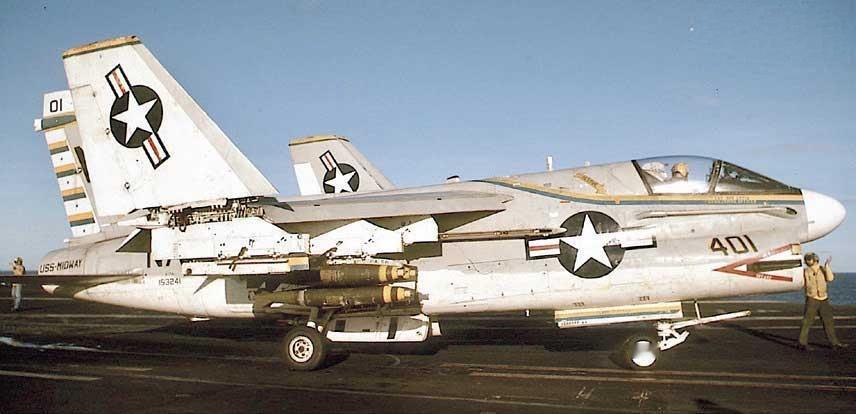 1976年末，美国海军VA-56中队的A-7A 正滑向中途岛号的舰艏弹射器。这架