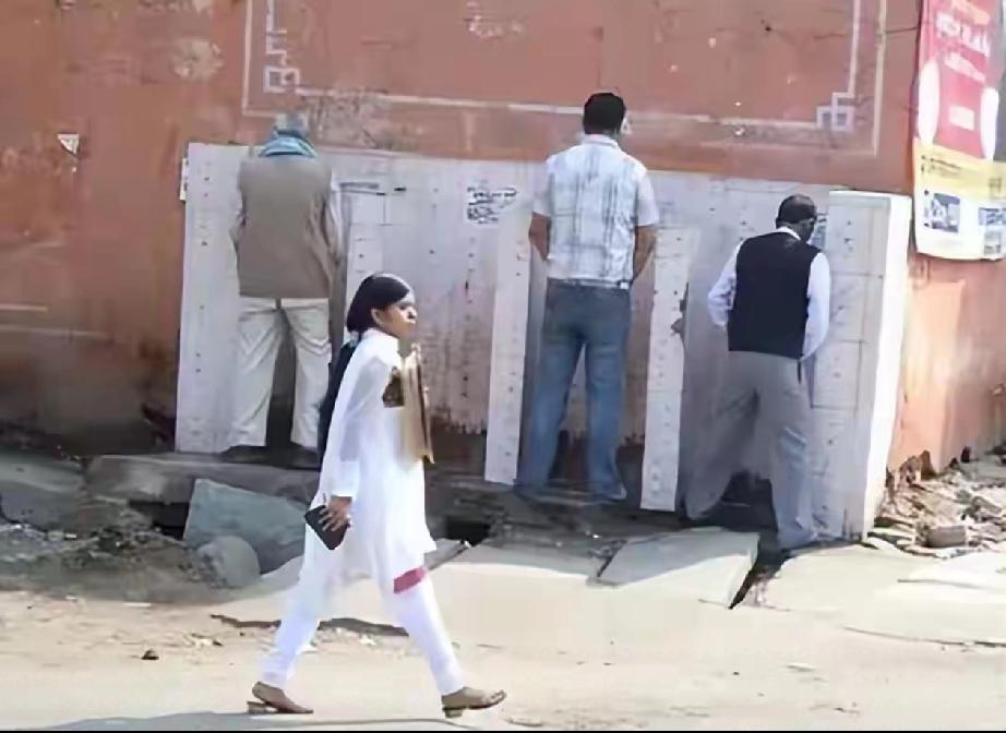 印度如厕为什么用手？

印度人说这是印度优秀的生活和文化习惯，传承了上千年，非常