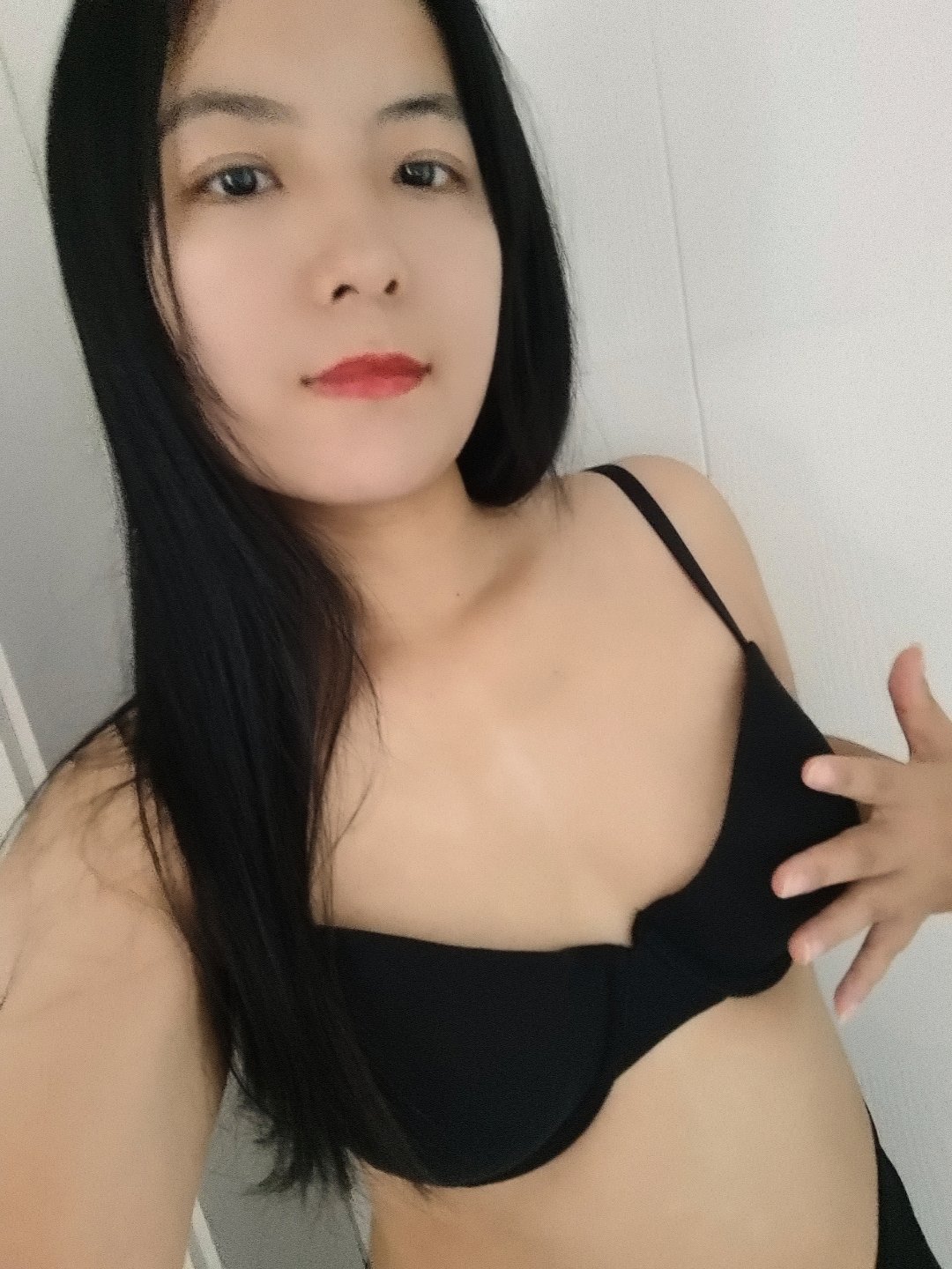 合作过的老戏骨前辈拍完对手戏特意说，很少见这么上镜的鹅蛋脸，镜头里的情绪传递得特