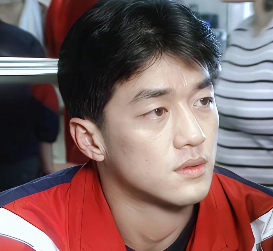 突然觉得王菲配不上李亚鹏了，这么帅的男人是我的菜。 