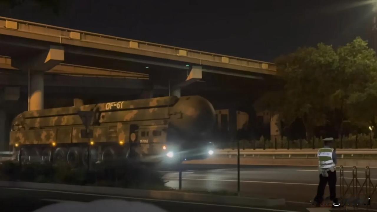 东风快递，使命必达！
昨夜演习入场拍摄