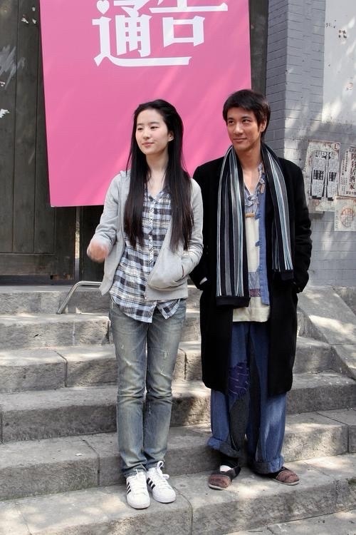 当年23岁的刘亦菲与王力宏《恋爱通告》路演合影，还有主演曾轶可、乔振宇、陈汉典。