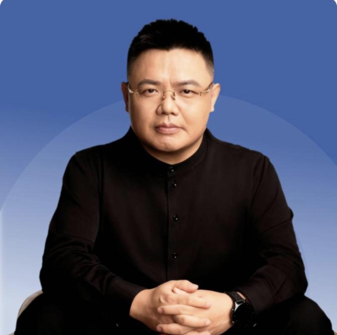 2014年，白伟民的公司倒闭，所有人都选择离开，只有一个人赖着不走。白伟民问她: