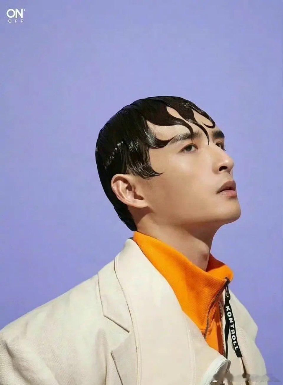 别的不说，许光汉那两张真的非常杏暗示，内衣扣都堂而皇之穿出来了，完全服从性测试。