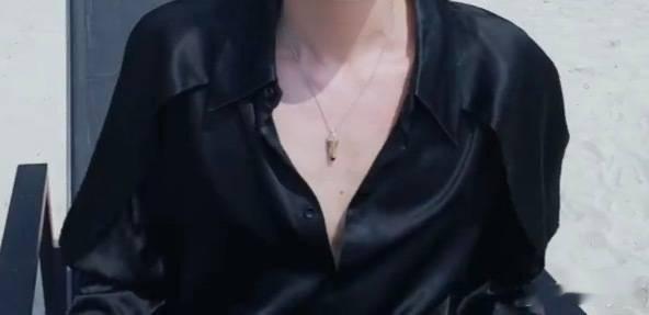 郝熠然 hyr资生堂悦薇水乳大使郝熠然 吸溜~郝熠然的脖子真的挺性感痣真好看👀