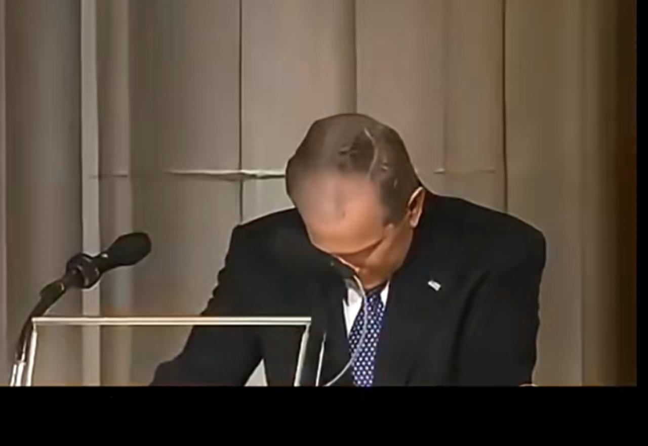 2018年，94岁的老布什与世长辞。小布什上台发表悼词。当时台下坐了一众美国大佬