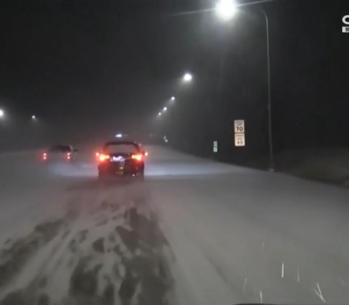 冬季风暴正席卷美国多地，多州已紧急宣布进入紧急状态。公路上积雪冰封，车辆在朦胧夜