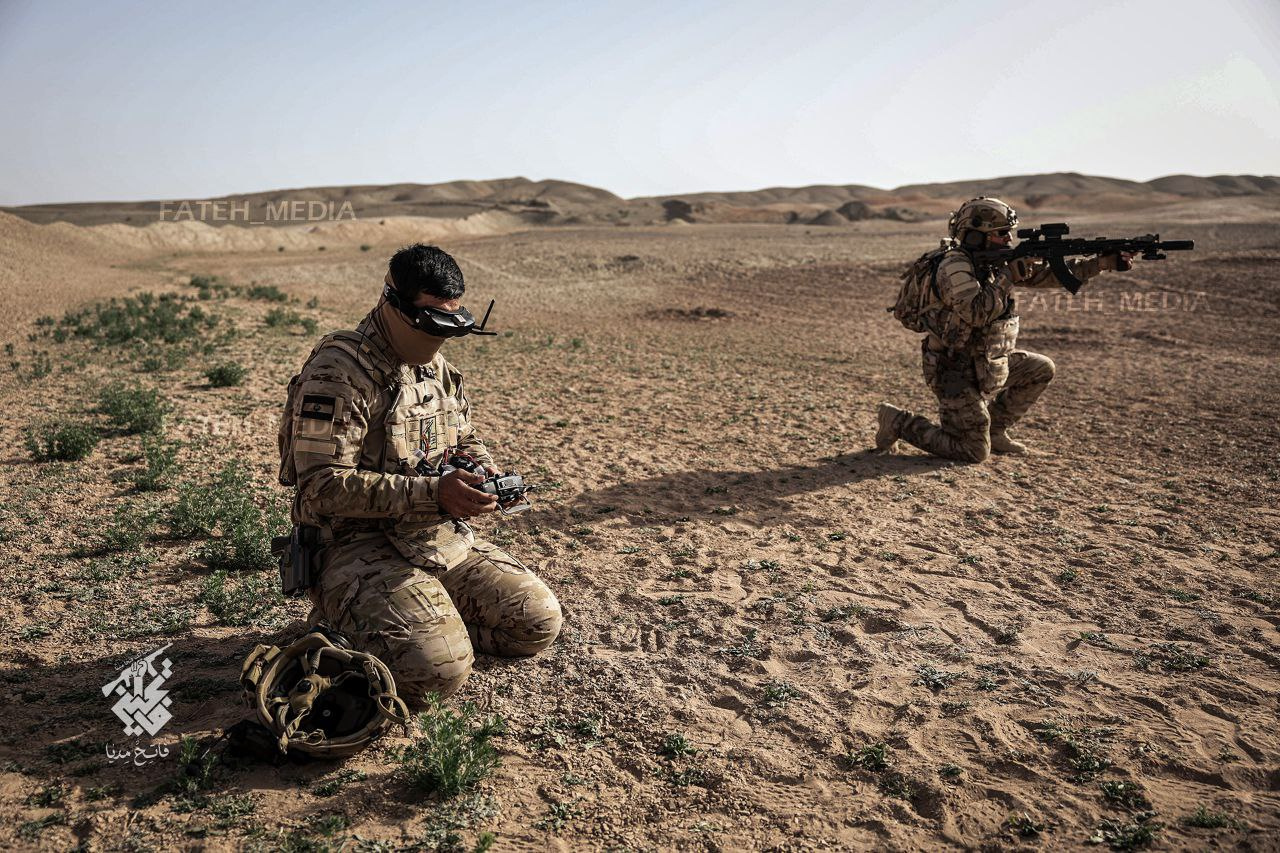 伊朗特种部队和他们的FPV无人机可以看见无人机也是典型的华强北自组套件，下面带的