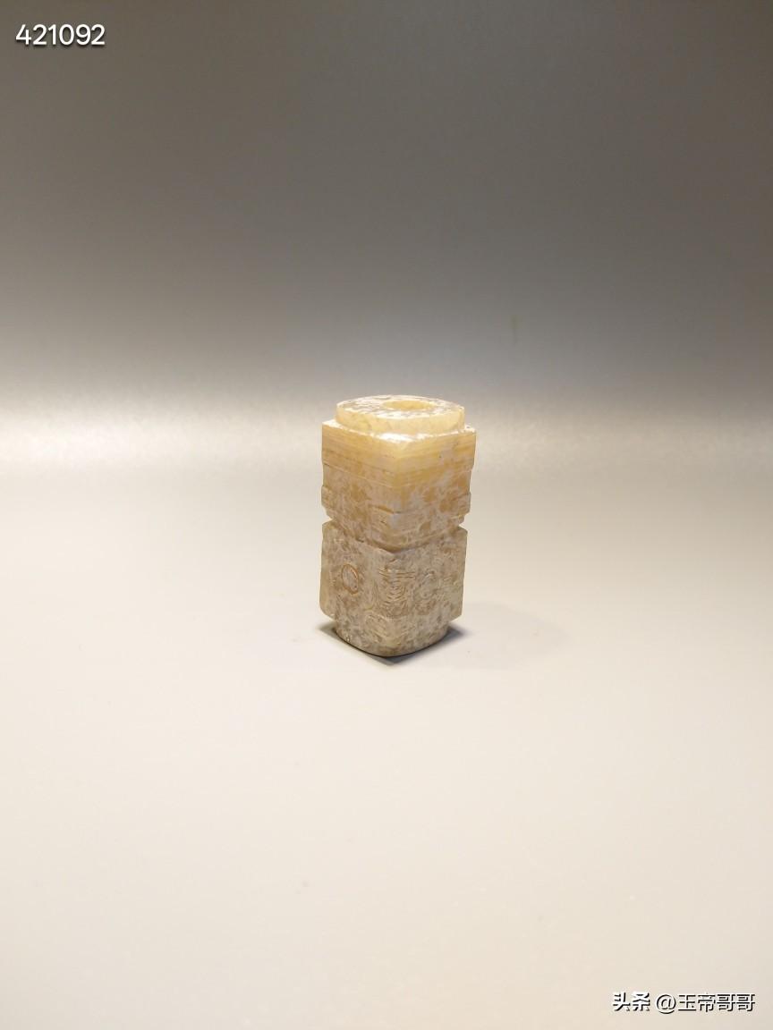 神人面纹.玉琮
流行于:良渚
地方黄玉灰皮沁