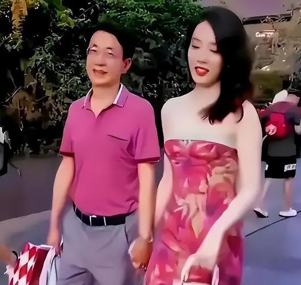 董思槿，那个在太古里牵手门里一夜归零的国企女员工，三年了，还在用各种小号试探着露