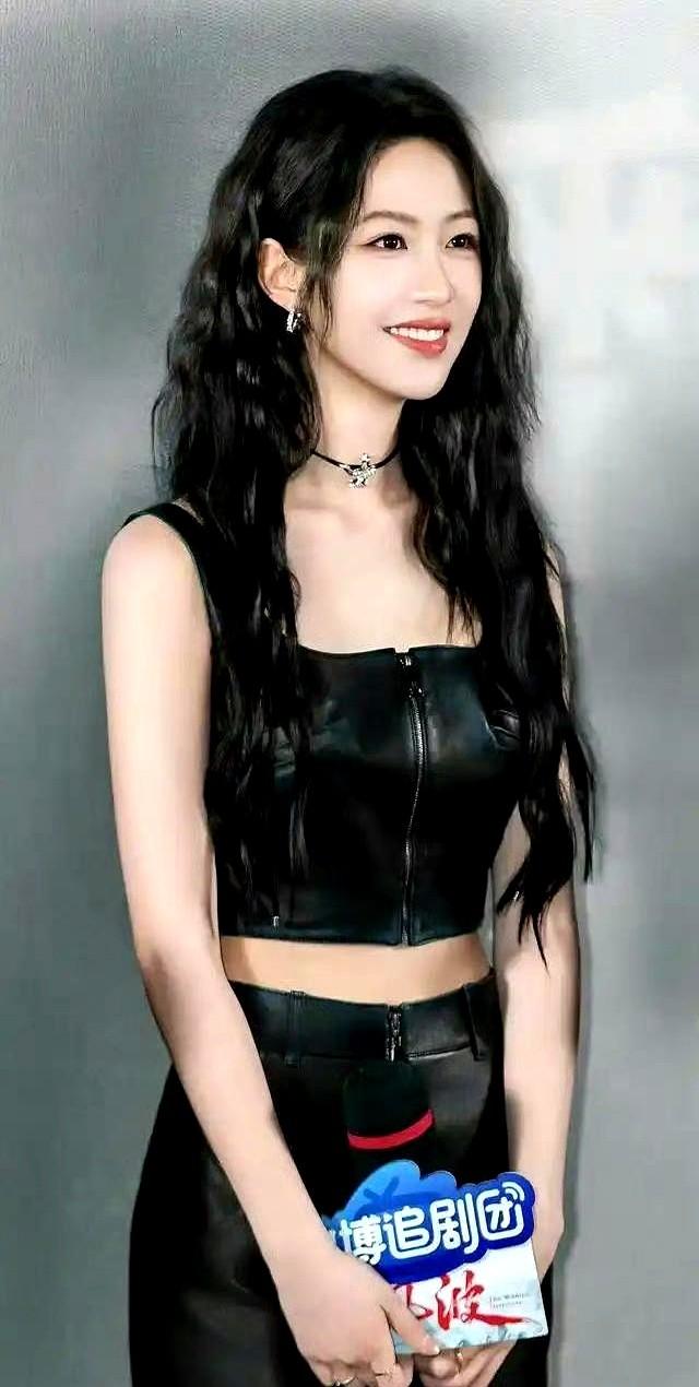 向涵之的腰，真是绝了！

她这身材，真不是饿出来的。花了半年时间，每周雷打不动练