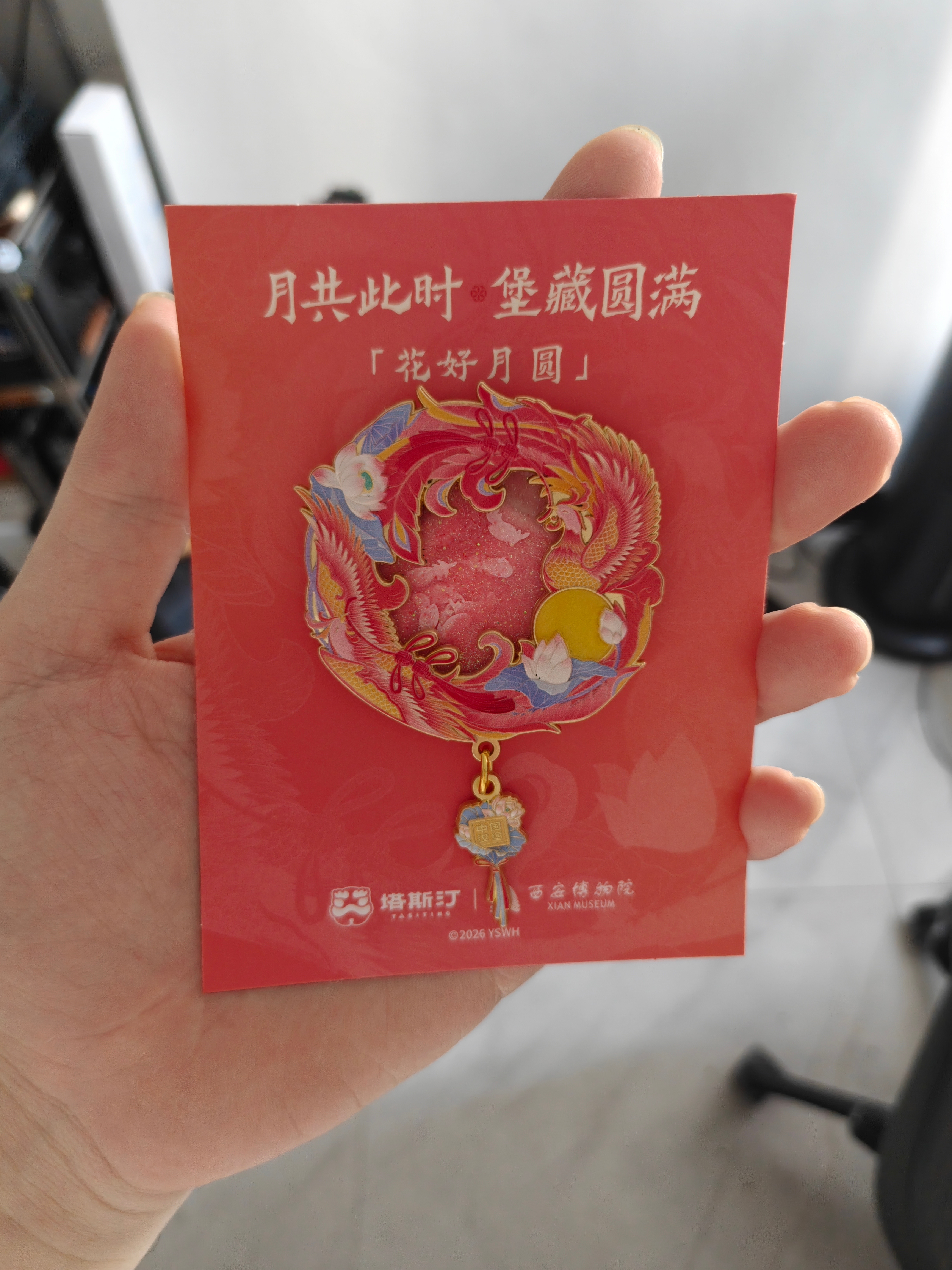 塔斯汀的跟西安博物院的联名猪肘堡还挺有诚意，像是肥版肉夹馍。过去像阿麦也出过猪肘