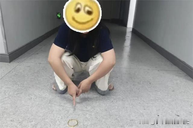 狸猫换太子，新娘的金手镯变成了铜手镯。

江西赣州市安远县的陈女士在结婚当天，感