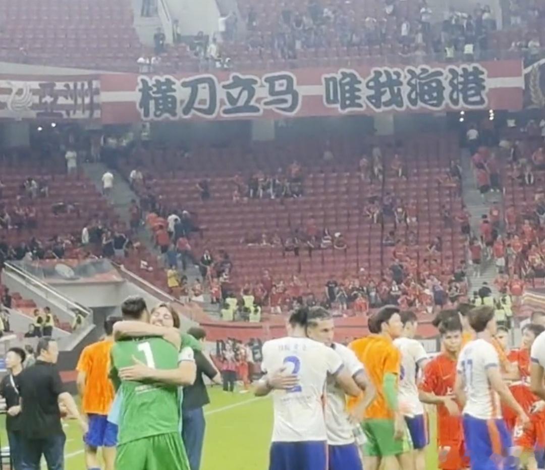山东泰山上海海港vs山东泰山 赛后球迷谢场后，于金永和泽卡，杨瑞琦和克雷桑，双双