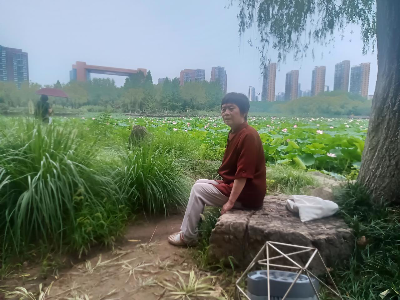 小暑
藏头诗
文/李兴伟
小暑炎热刚开始，
暑气开始七月初。
月中开始升热度，