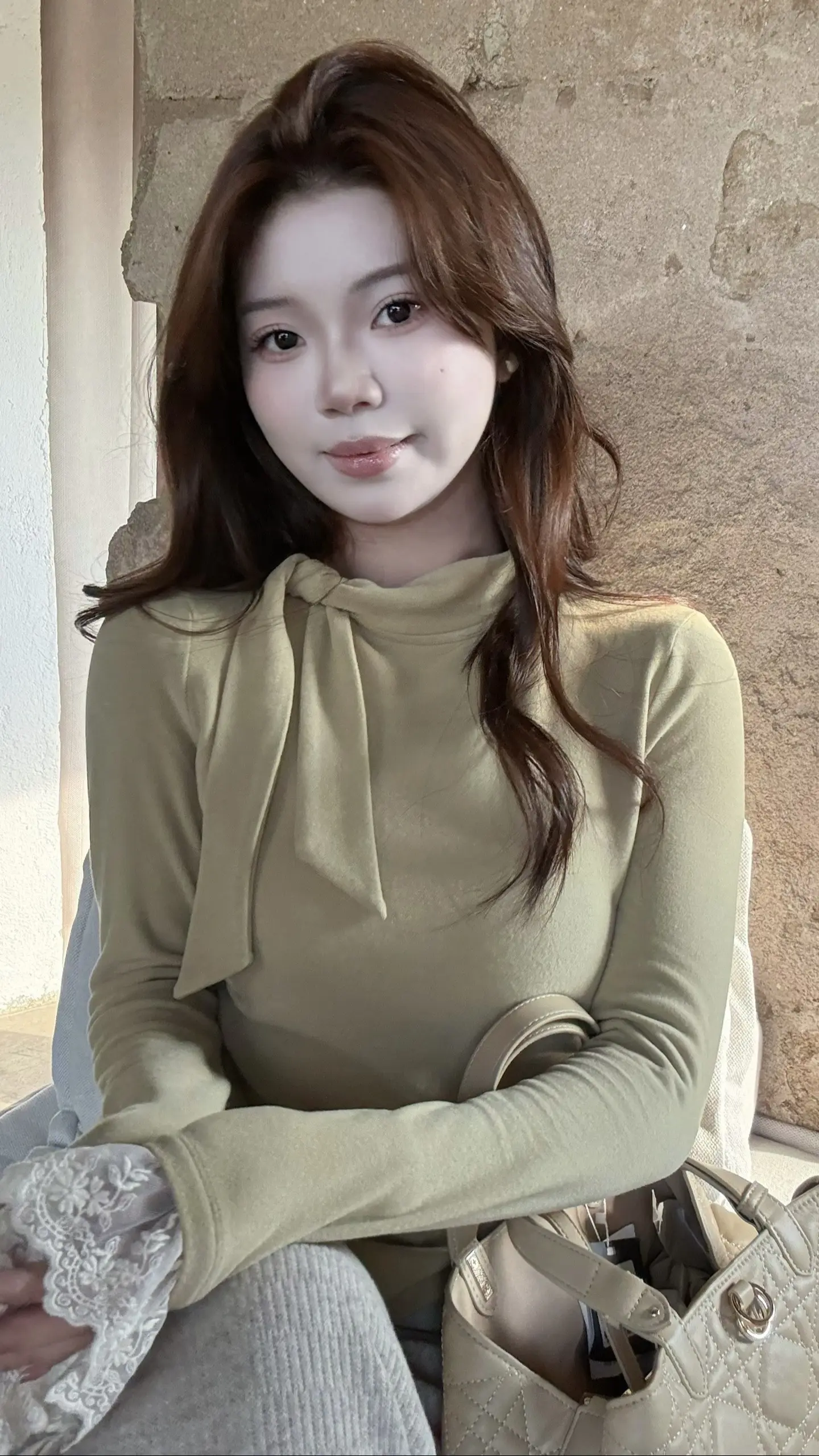 女孩穿到好看的衣服就会想要自拍呀
