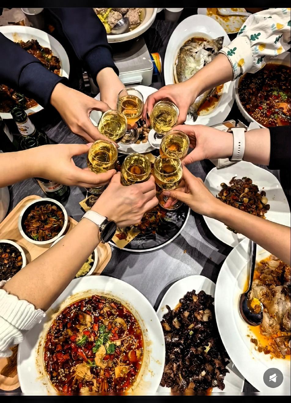 笑不活！
公司聚餐，老板说可以带自己的另一半，一小姑娘憋了半天“别人的老公能带来