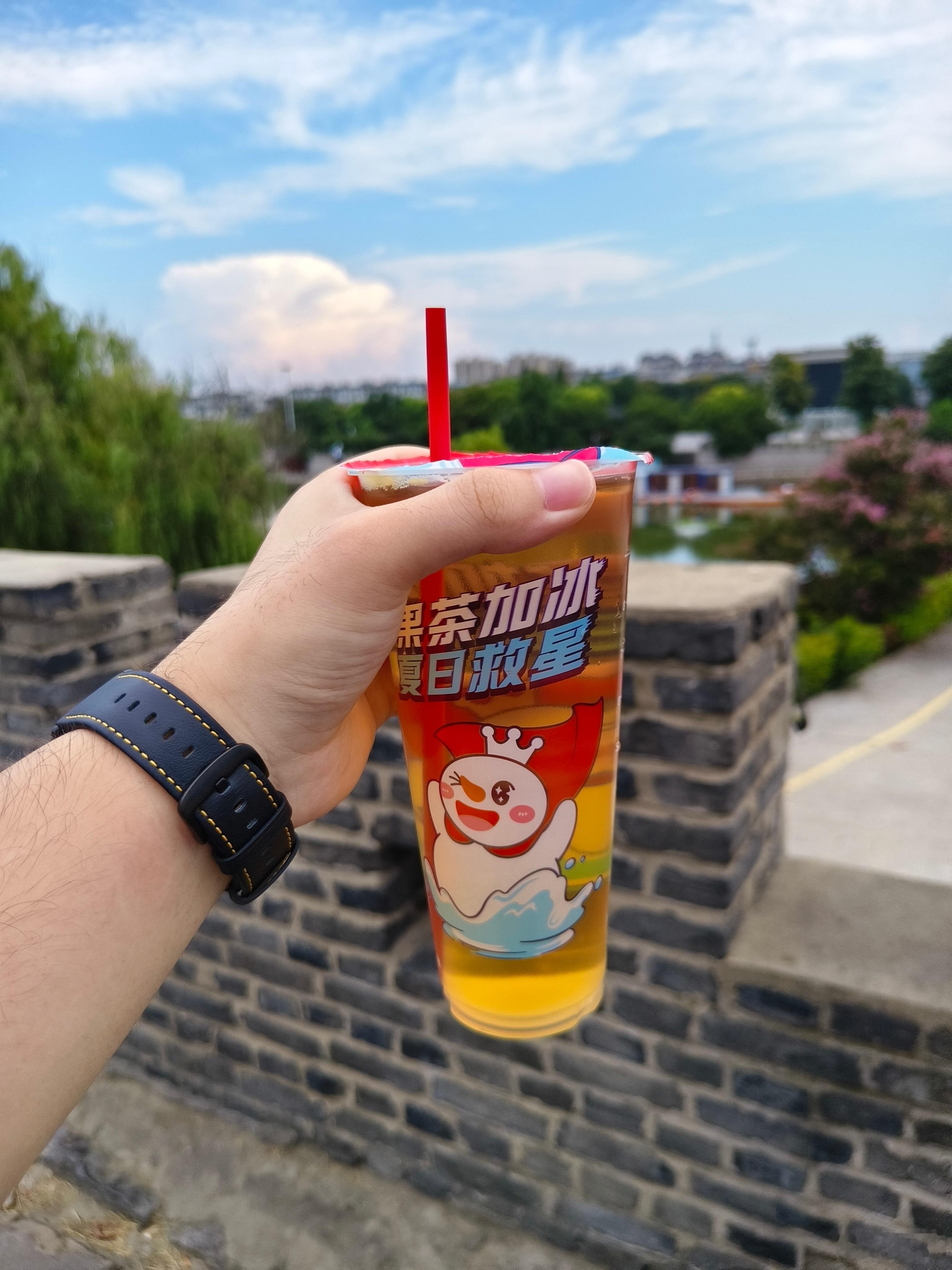 每次出来之后乱吃乱喝，搞得肚子疼，我就来一杯蜜雪冰城的热茶。老实了，不敢乱吃了[