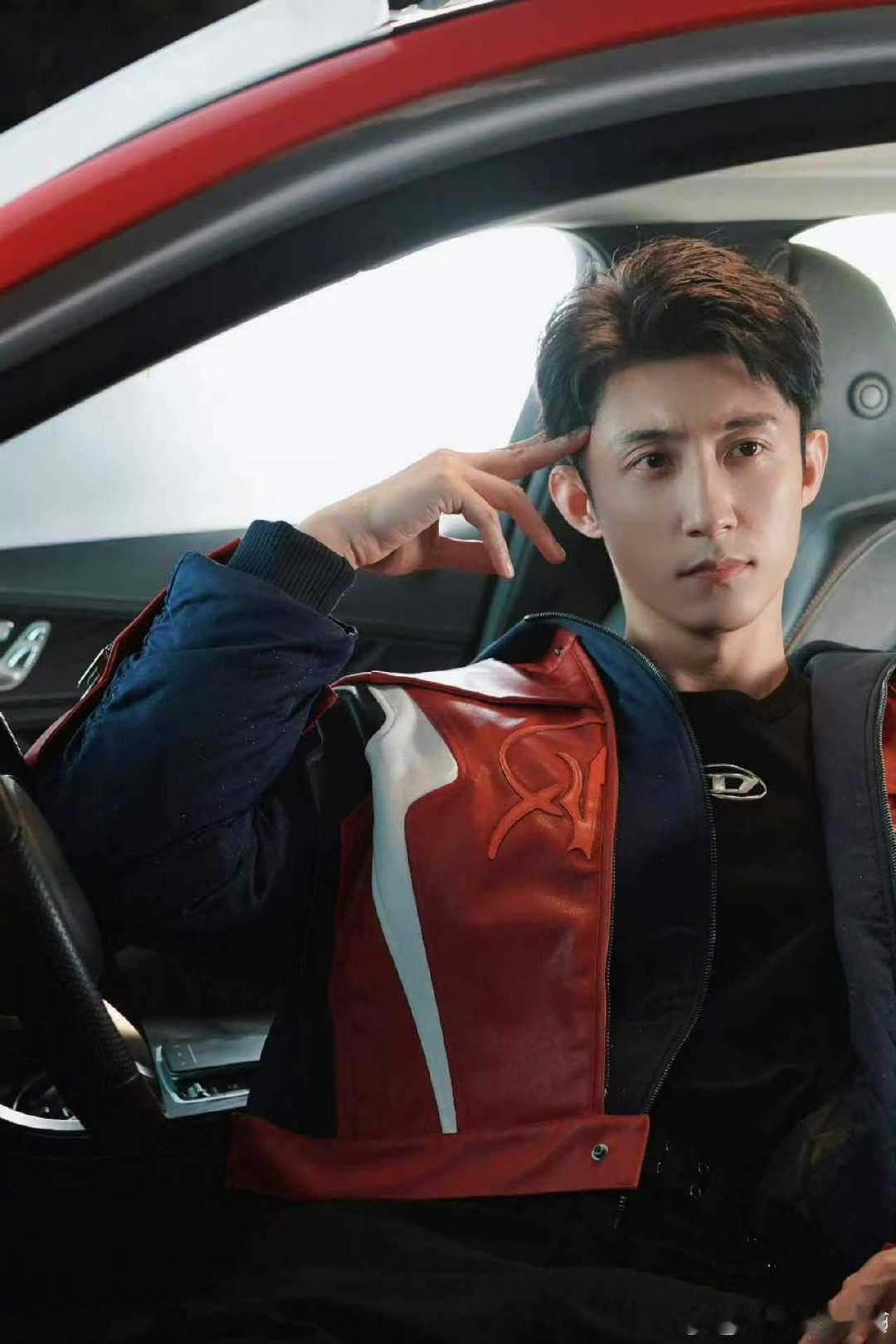 黄景瑜新剧快递服ootd 赛车服、警服都穿过的黄景瑜，新剧挑战快递服，深蓝工装一