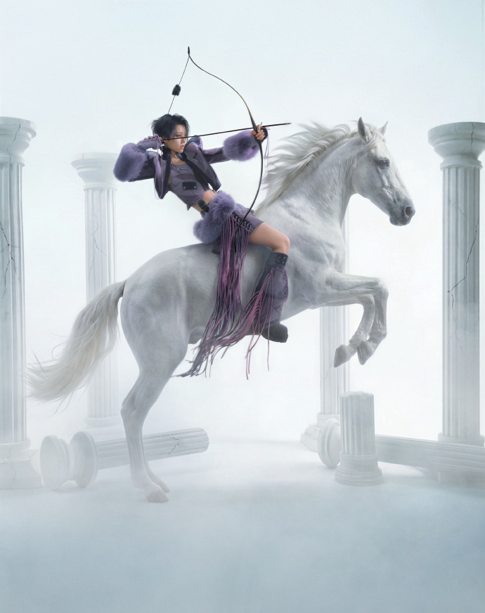 刘雨昕这组图拍的好有感觉啊，尤其是马背上拉弓射箭那张，好酷！ 