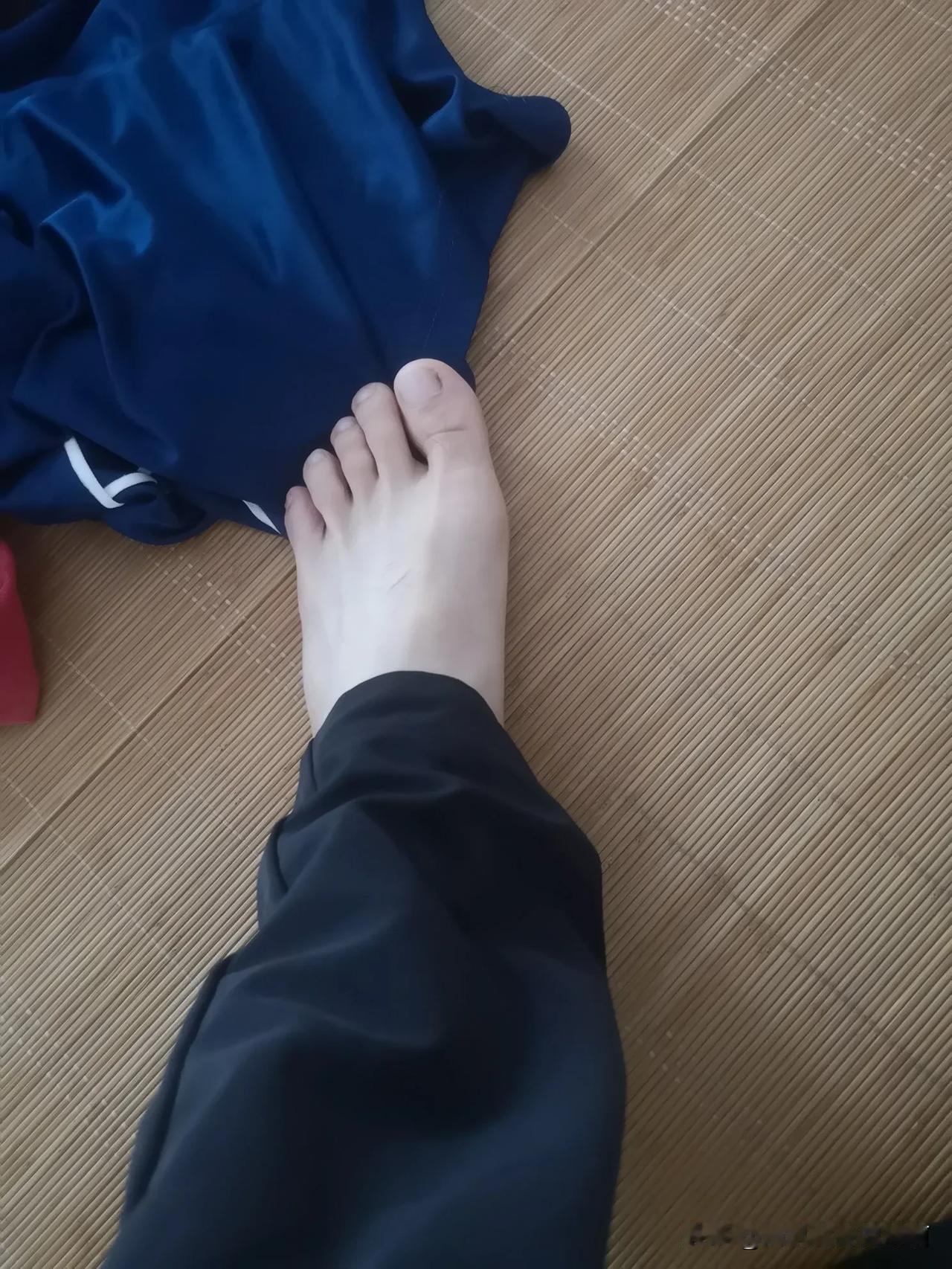 赤脚踏青苔，静听自然音。