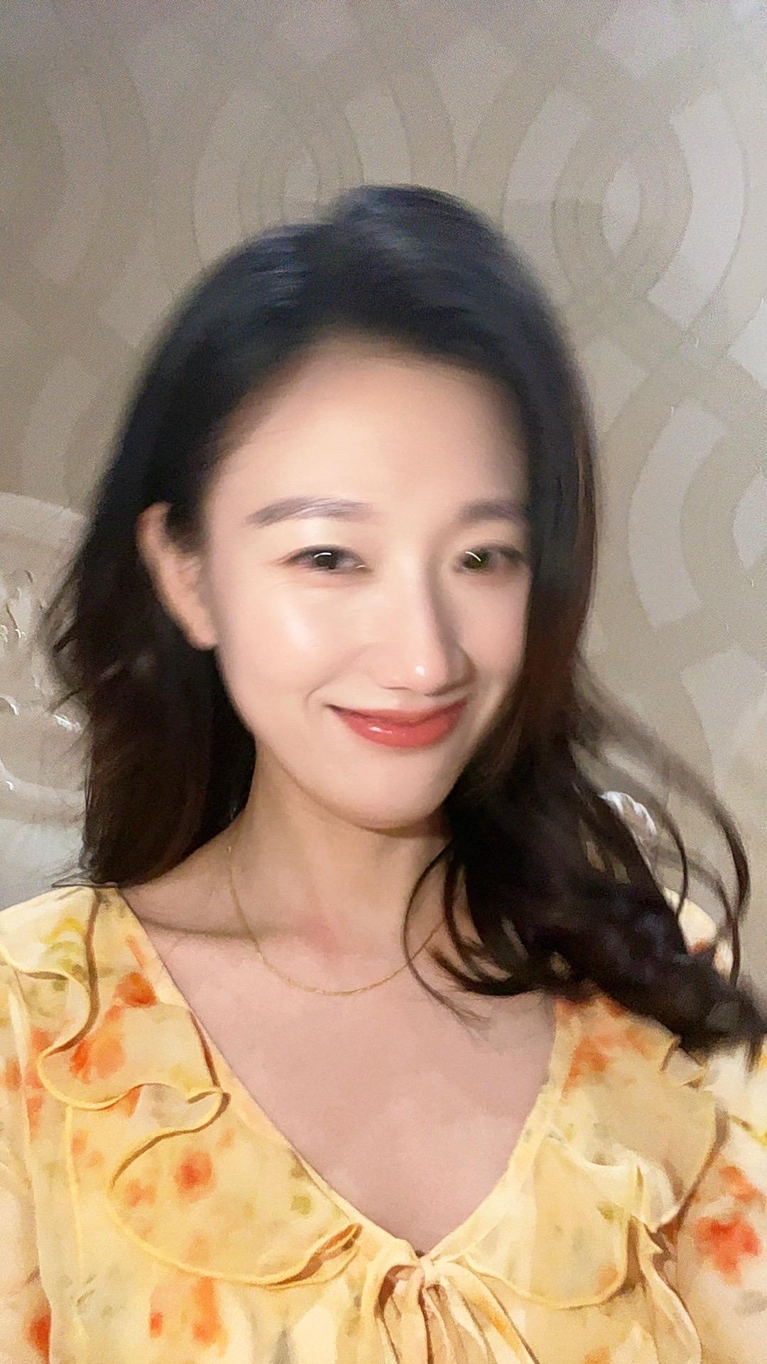 坚定的唯物主义  
也会在黑夜里祈祷命运高抬贵手
初恋脸 袁媛自拍 微笑杀 谷雨