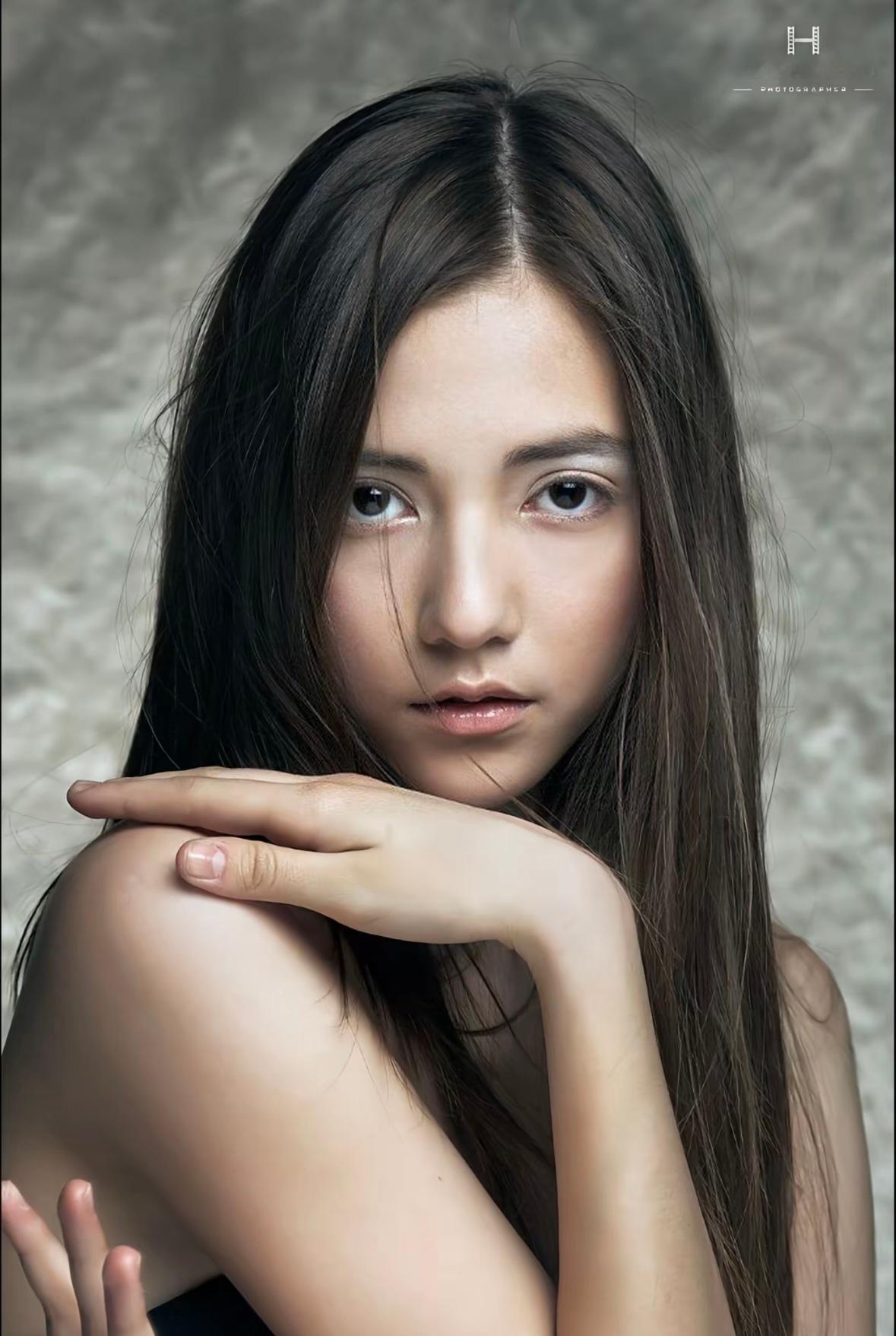 素颜也好有张力的五官…. 