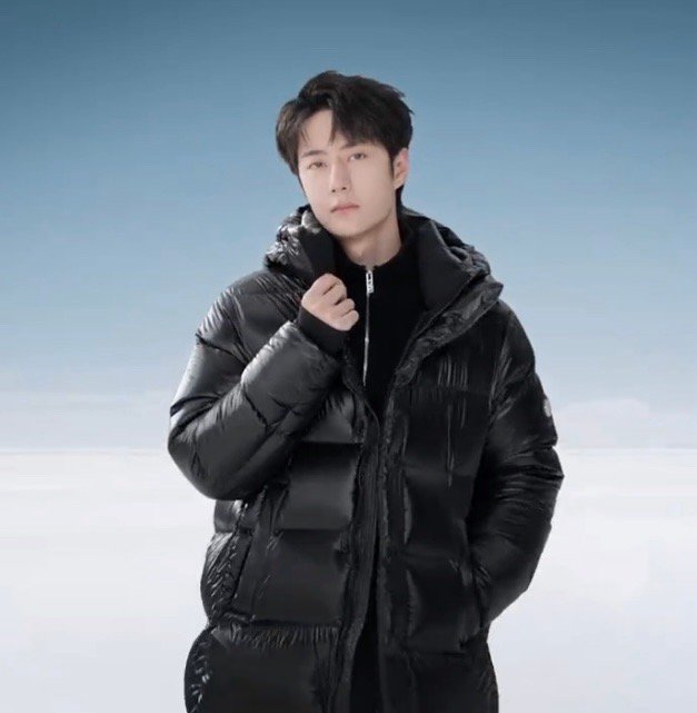 #王一博时尚秋冬look# #王一博黑色羽绒服百变造型# 王一博时尚秋冬look