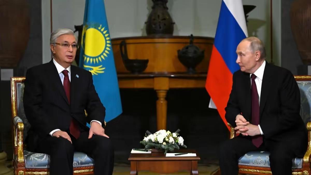 香饽饽！哈萨克斯坦总统托卡耶夫每次跟普京会面或者座谈时，都显得不自然、不自在，没