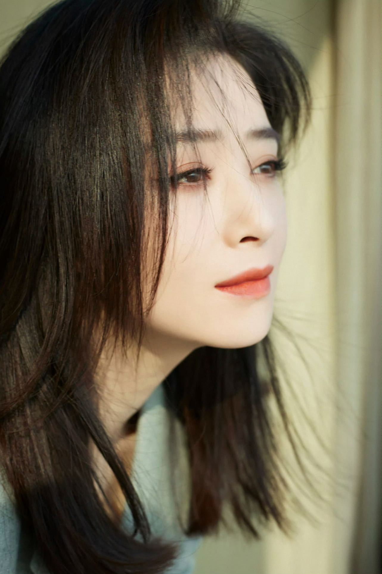蒋欣温柔姐感穿搭 蒋欣的私服总是美得让人移不开眼，她能把最简单的宽松西装外套和垂